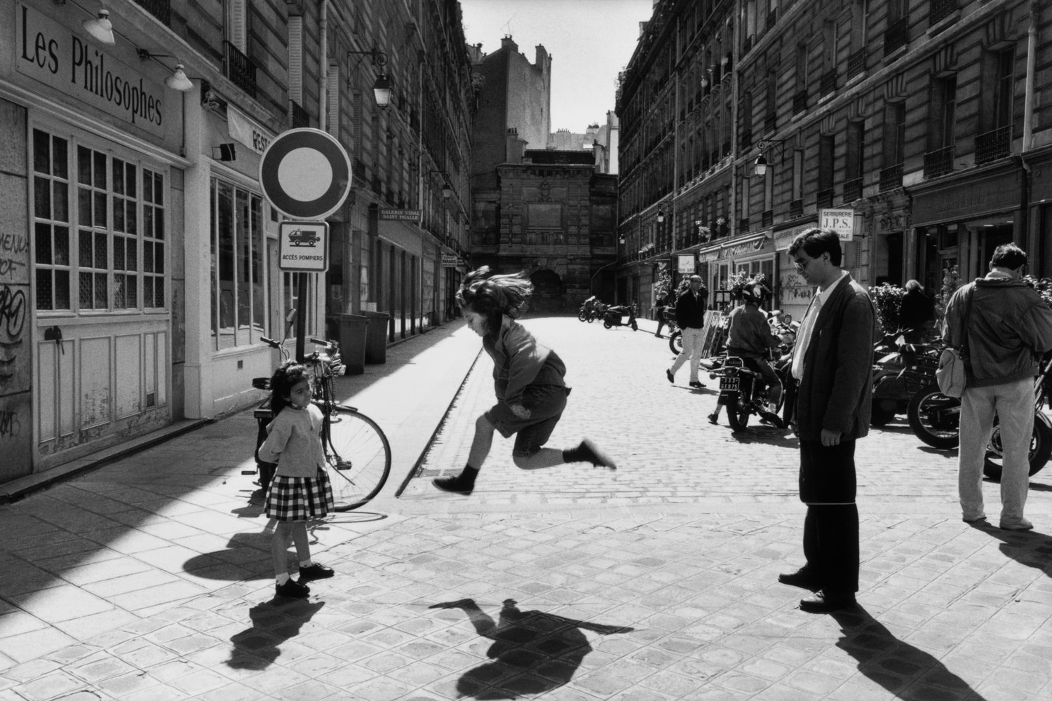 Children playing in the streets of Paris - Photo by Peter Turnley