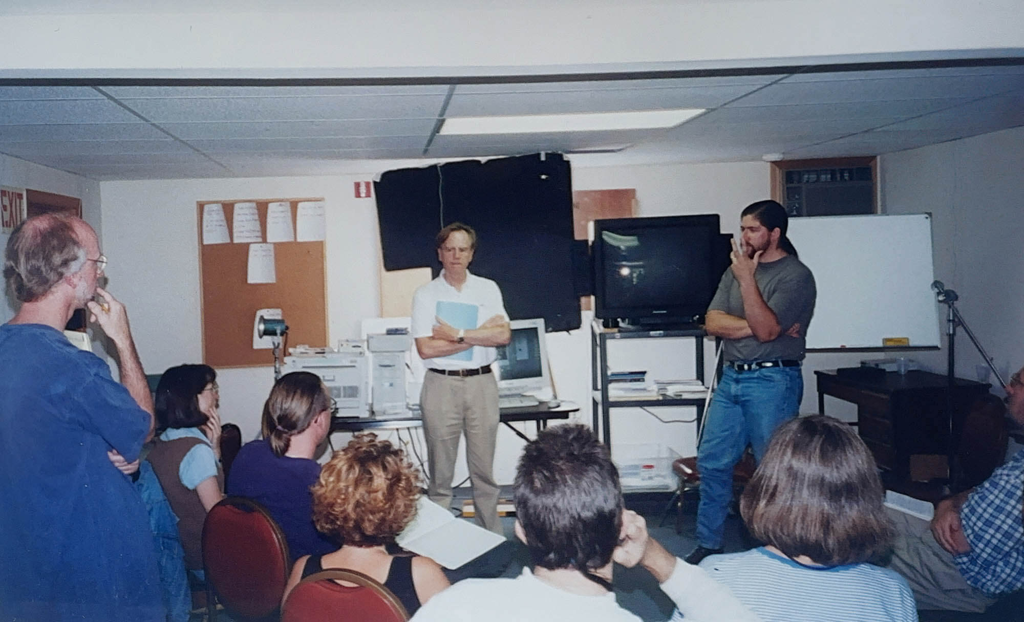 Apple President John Scully and renowned environmental and landscape photographer John Paul Caponigro, a pioneer in digital photography, meet with a class in an early digital classroom.